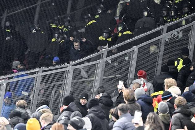 Picture shows an altercation between Dutch police and KRC Genk supporters ahead of a soccer game between Dutch soccer club FC Utrecht and Belgian KRC Genk, on Thursday 22 January 2026 in Utrecht, Netherlands, the seventh game (out of 8) in the league phase of the UEFA Europa League competition. TOM GOYVAERTS TomxGoyvaerts  x157808092x