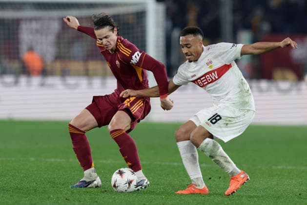 UEFA Europa League phase match day 7 AS Roma vs VfB Stuttgart Roma™s Italian defender Daniele Ghilardi challenges for the ball with Stuttgart s German forward Jamie Leweling during UEFA Europa League phase match day 7 between AS Roma vs VfB Stuttgart at Olimpico stadium on November 22, 2026 in Rome, Italy. _BPH0123 Copyright: xAntonioxBalascox