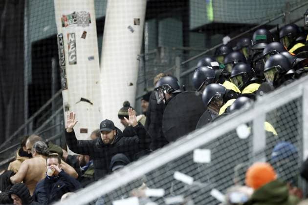 UTRECHT - The Mobile Unit clears the away section of Genk supporters before the UEFA Europa League match between FC Utrecht and KRC Genk at the Galgenwaard Stadium on January 22, 2026, in Utrecht, Netherlands. ROBIN VAN LONKHUIJSEN ANP UEFA Europa League 2025 26 League Phase MD7 2025-2026 xVIxANPxSportx xxANPxIVx 548267335 originalFilename: 548267335.jpg