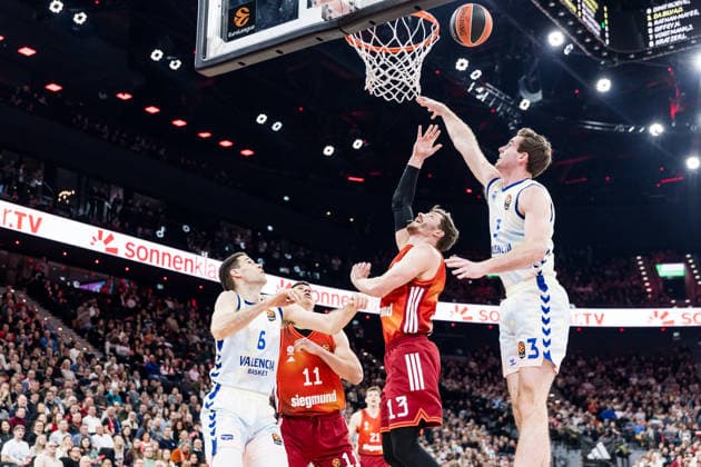 MUNICH, GERMANY - JANUARY 22: Andreas Andi Obst (FC Bayern Muenchen, 13) controls the ball against Nathan Reuvers (Valencia Basket, 3) during the Turkish Airlines EuroLeague match between FC Bayern Muenchen vs. Valencia Basket at SAP Garden on round 24 of Turkish Airlines EuroLeague on January 22, 2026 in Munich, Germany. Bavaria Germany Copyright: xSteffiexWunderlx