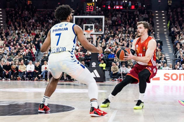MUNICH, GERMANY - JANUARY 22: Andreas Andi Obst (FC Bayern Muenchen, 13) controls the ball against Braxton Key (Valencia Basket, 7) during the Turkish Airlines EuroLeague match between FC Bayern Muenchen vs. Valencia Basket at SAP Garden on round 24 of Turkish Airlines EuroLeague on January 22, 2026 in Munich, Germany. Bavaria Germany Copyright: xSteffiexWunderlx