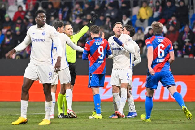 Porto players demand a penalty for an alleged handball in the European League of 7th round match Viktoria Plzen vs FC Porto, Pilsen, Czech Republic, January 22, 2026. (CTKxPhoto MiroslavxChaloupka) CTKPhotoP2026012210930  CTKPhotoP2026012210930