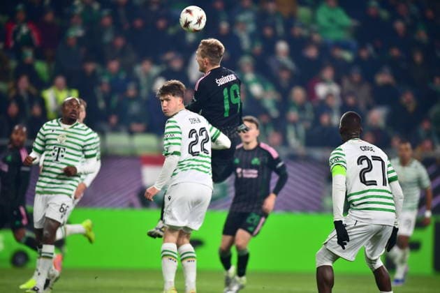 UEFA Europa League, Ferencvaros vs Panathinaikos - Karol Åöwiderski of Panathinaikos in action against Gabor Szalai of Ferencvaros during the UEFA Europa League league phase matchday 7 soccer match between Ferencvaros and Panathinaikos held at Ferencvaros Stadion in Budapest, Hungary, 22 January 2025. IMAGO ONE INCH PRODUCTIONS BUDAPEST HUNGARY Copyright: xOnexInchxProductionsx 6821722