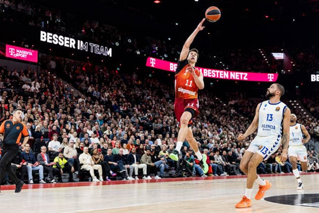 MUNICH, GERMANY - JANUARY 22: Vladimir Lucic (FC Bayern Muenchen, 11) passes to Isiaha Mike (FC Bayern Muenchen, 22) for a dunk during the Turkish Airlines EuroLeague match between FC Bayern Muenchen vs. Valencia Basket at SAP Garden on round 24 of Turkish Airlines EuroLeague on January 22, 2026 in Munich, Germany. Bavaria Germany Copyright: xSteffiexWunderlx