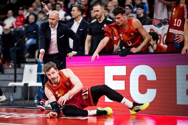 MUNICH, GERMANY - JANUARY 22: Andreas Andi Obst (FC Bayern Muenchen, 13) is being fouled by Sergio De Larrea (Valencia Basket, 5) and sent flying during the Turkish Airlines EuroLeague match between FC Bayern Muenchen vs. Valencia Basket at SAP Garden on round 24 of Turkish Airlines EuroLeague on January 22, 2026 in Munich, Germany. Bavaria Germany Copyright: xSteffiexWunderlx