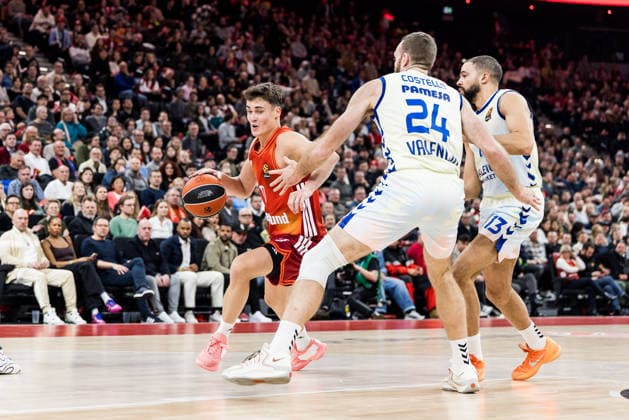 MUNICH, GERMANY - JANUARY 22: Neno Dimitrijevic (FC Bayern Muenchen, 0) controls the ball against Matthew Costello (Valencia Basket, 24) during the Turkish Airlines EuroLeague match between FC Bayern Muenchen vs. Valencia Basket at SAP Garden on round 24 of Turkish Airlines EuroLeague on January 22, 2026 in Munich, Germany. Bavaria Germany Copyright: xSteffiexWunderlx