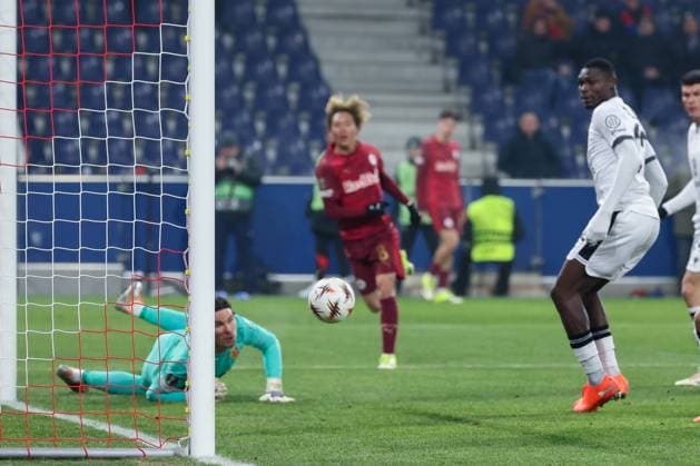Marwin Hitz 1 FC Basel 1893 holds a shot from Sota Kitano 8 FC Red Bull Salzburg , action, FC Salzburg vs FC Basel 1893, football, men, UEFA Europa League, season 2025 2026, league phase, matchday 7, 22 01 2026 Wals Siezenheim Salzburg Austria Copyright: xkolbert-press MartinxAgüerax