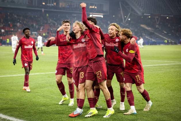 jubilation at Salzburg after the 3 0 by Frans Kraetzig 13 FC Red Bull Salzburg , with Kerim Alajbegovic 27 FC Red Bull Salzburg , Mads Bidstrup 17 FC Red Bull Salzburg , Yorbe Vertessen 11 FC Red Bull Salzburg , joy, emotion, FC Salzburg vs FC Basel 1893, football, men, UEFA Europa League, season 2025 2026, league phase, matchday 7, 22 01 2026 Wals Siezenheim Salzburg Austria Copyright: xkolbert-press MartinxAgüerax