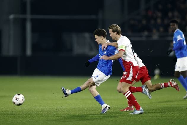 UTRECHT - (l-r) Konstantinos Karetsas of KRC Genk, Dani de Wit of FC Utrecht during the UEFA Europa League match between FC Utrecht and KRC Genk at the Galgenwaard Stadium on January 22, 2026, in Utrecht, Netherlands. ROBIN VAN LONKHUIJSEN ANP UEFA Europa League 2025 26 League Phase MD7 2025-2026 xVIxANPxSportx xxANPxIVx 548268460 originalFilename: 548268460.jpg