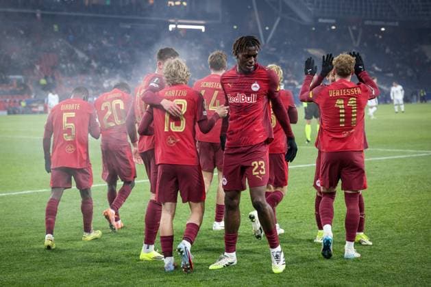jubilation at Salzburg after the 3 0 by Frans Kraetzig 13 FC Red Bull Salzburg , with Kerim Alajbegovic 27 FC Red Bull Salzburg , Mads Bidstrup 17 FC Red Bull Salzburg , Yorbe Vertessen 11 FC Red Bull Salzburg and Joane Gadou 23 FC Red Bull Salzburg , joy, emotion, FC Salzburg vs FC Basel 1893, football, men, UEFA Europa League, season 2025 2026, league phase, matchday 7, 22 01 2026 Wals Siezenheim Salzburg Austria Copyright: xkolbert-press MartinxAgüerax