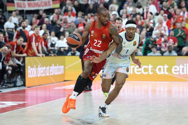 Isiaha Mike FC Bayern Basketball, 22 with Kameron Taylor Valencia Basket, 01 , GER, FC Bayern Basketball vs Valencia Basket, Basketball, Euroleague, 24 Matchday, Season 2025 2026, 22 01 2026, GER, FC Bayern Basketball vs Valencia Basket, Basketball, Euroleague, 24 Matchday, Season 2025 2026, 22 01 2026 Munich Copyright: xEibner-Pressefoto JennixMaulx EP_JML