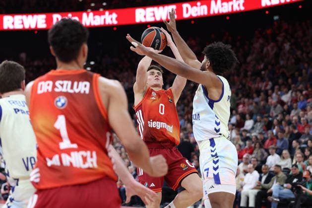Nenad Dimitrijevic FC Bayern Basketball, 00 with Jean Montero Valencia Basket, 08 , GER, FC Bayern Basketball vs Valencia Basket, Basketball, Euroleague, 24 Matchday, Season 2025 2026, 22 01 2026, GER, FC Bayern Basketball vs Valencia Basket, Basketball, Euroleague, 24 Matchday, Season 2025 2026, 22 01 2026 Munich Copyright: xEibner-Pressefoto JennixMaulx EP_JML