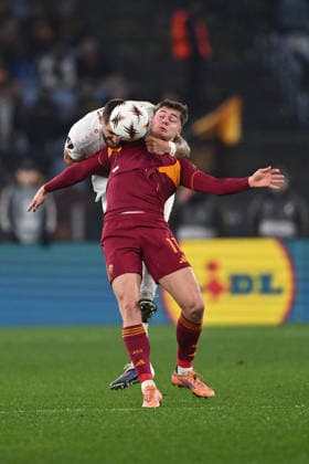 CALCIO - UEFA Europa League - AS Roma vs VfB Stuttgart Jeff Chabot of VfB Stuttgart 1893 and Evan Ferguson of A.S. Roma are in action during the UEFA Europa League phase day 7 football match between between A.S. Roma and VfB Stuttgart 1893 at the Olympic Stadium on January 22, 2026 in Rome, Italy. Rome Italy  Copyright: xIPAxSport ABACAx