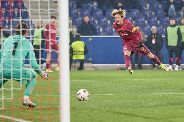 Salzburg, Austria January 22, 2026 Europa League 2025 2026 RB Salzburg vs FC Basel In the picture from left goalkeeper Marwin Hitz FCB , Sota Kitano RB Red Bull Arena Copyright: xFotostandx xWassmuth,xJUERGENxWASSMUTHx
