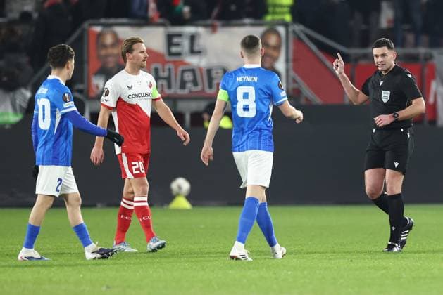 UTRECHT , 22-01-2026 , stadium Galgenwaard , season 2025 2026 , UEFA Europa League football , League phase matchday 7 , match between FC Utrecht and KRC Genk , Pictures shows , referee Rob Hennessy Utrecht - Genk  x201002541x Copyright: