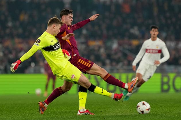 Alexander Nubel of Stuttgart and Evan Ferguson of AS Roma during the UEFA Europa League 2025 2026 football match between AS Roma and Vfb Stuttgart at Stadio Olimpico in Rome (Italy), January 22, 2026. antoniettaxbaldassarre