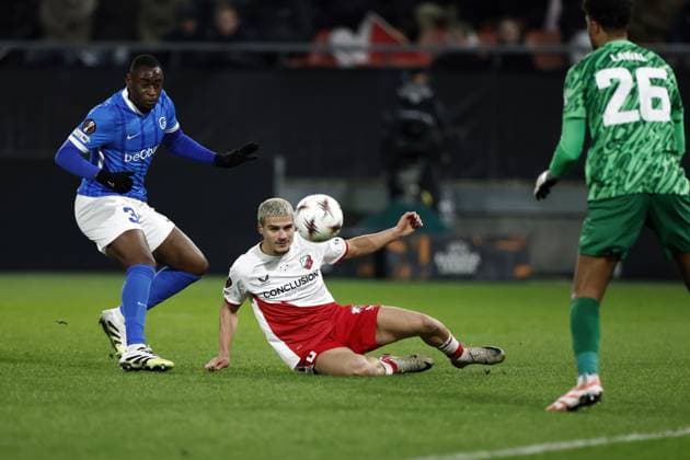 UTRECHT - (l-r) Mujaid Sadick of KRC Genk, Can Bozdogan of FC Utrecht during the UEFA Europa League match between FC Utrecht and KRC Genk at the Galgenwaard Stadium on January 22, 2026, in Utrecht, Netherlands. ROBIN VAN LONKHUIJSEN ANP UEFA Europa League 2025 26 League Phase MD7 2025-2026 xVIxANPxSportx xxANPxIVx 548269498 originalFilename: 548269498.jpg