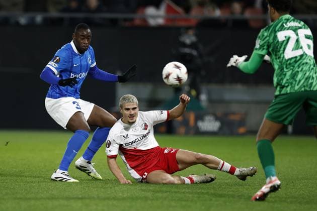 UTRECHT - (l-r) Mujaid Sadick of KRC Genk, Can Bozdogan of FC Utrecht during the UEFA Europa League match between FC Utrecht and KRC Genk at the Galgenwaard Stadium on January 22, 2026, in Utrecht, Netherlands. ROBIN VAN LONKHUIJSEN ANP UEFA Europa League 2025 26 League Phase MD7 2025-2026 xVIxANPxSportx xxANPxIVx 548269565 originalFilename: 548269565.jpg