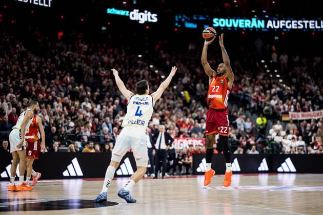 MUNICH, GERMANY - JANUARY 22: Isiaha Mike (FC Bayern Muenchen, 22) shoots the ball over Jaime Pradilla (Valencia Basket, 4) during the Turkish Airlines EuroLeague match between FC Bayern Muenchen vs. Valencia Basket at SAP Garden on round 24 of Turkish Airlines EuroLeague on January 22, 2026 in Munich, Germany. Bavaria Germany Copyright: xSteffiexWunderlx
