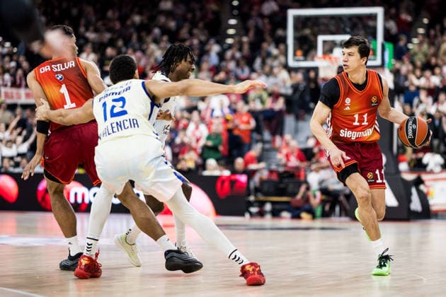 MUNICH, GERMANY - JANUARY 22: Vladimir Lucic (FC Bayern Muenchen, 11) controls the ball during the Turkish Airlines EuroLeague match between FC Bayern Muenchen vs. Valencia Basket at SAP Garden on round 24 of Turkish Airlines EuroLeague on January 22, 2026 in Munich, Germany. Bavaria Germany Copyright: xSteffiexWunderlx