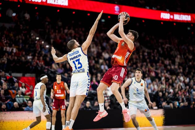 MUNICH, GERMANY - JANUARY 22: Neno Dimitrijevic (FC Bayern Muenchen, 0) shoots the ball over Darius Thompson (Valencia Basket, 13) during the Turkish Airlines EuroLeague match between FC Bayern Muenchen vs. Valencia Basket at SAP Garden on round 24 of Turkish Airlines EuroLeague on January 22, 2026 in Munich, Germany. Bavaria Germany Copyright: xSteffiexWunderlx