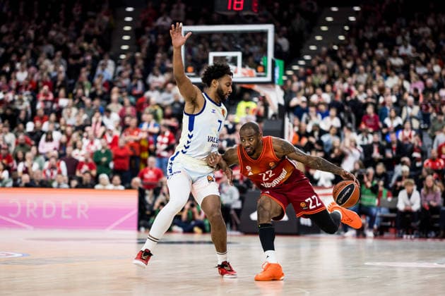 MUNICH, GERMANY - JANUARY 22: Isiaha Mike (FC Bayern Muenchen, 22) controls the ball against Braxton Key (Valencia Basket, 7) during the Turkish Airlines EuroLeague match between FC Bayern Muenchen vs. Valencia Basket at SAP Garden on round 24 of Turkish Airlines EuroLeague on January 22, 2026 in Munich, Germany. Bavaria Germany Copyright: xSteffiexWunderlx