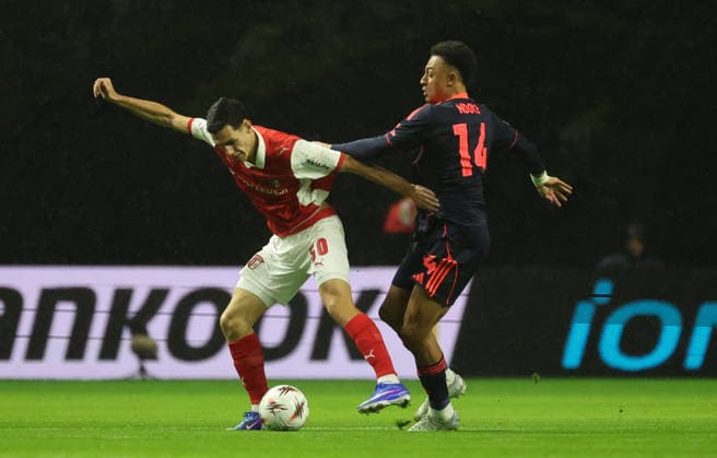 POR: Sporting de Braga-Nottingham Forest-EuropaLeague-22 January 2026 Diego Rodriges of Sporting Braga and Dan Ndoye of Nottingham Forestin action during the UEFA Europe League, Phase League, Matchday 7, between Sporting Club de Braga and Nottingham Forest at Stadium Municipal of Braga on January 22, 2026 in Braga (Portugal) (Photo by Luis de la Mata SportPix Sipa USA) Braga Stadium Municipal of Braga Braga Portugal Copyright: xLuisxdexlaxMatax xsportPix.org.ux