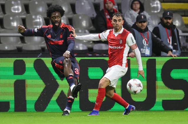 POR: Sporting de Braga-Nottingham Forest-EuropaLeague-22 January 2026 Ola Aina of Nottingham Forest and Victor Gomez of Sporting Braga in action during the UEFA Europe League, Phase League, Matchday 7, between Sporting Club de Braga and Nottingham Forest at Stadium Municipal of Braga on January 22, 2026 in Braga (Portugal) (Photo by Luis de la Mata SportPix Sipa USA) Braga Stadium Municipal of Braga Braga Portugal Copyright: xLuisxdexlaxMatax xsportPix.org.ux