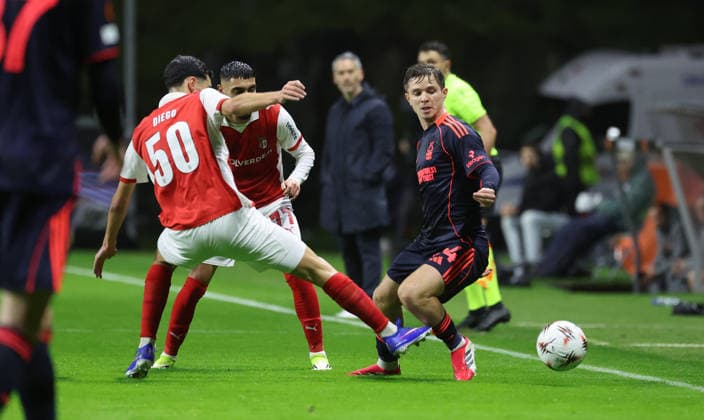 POR: Sporting de Braga-Nottingham Forest-EuropaLeague-22 January 2026 Diego Rodriges of Sporting Braga and James McAtee of Nottingham Forest in action during the UEFA Europe League, Phase League, Matchday 7, between Sporting Club de Braga and Nottingham Forest at Stadium Municipal of Braga on January 22, 2026 in Braga (Portugal) (Photo by Luis de la Mata SportPix Sipa USA) Braga Stadium Municipal of Braga Braga Portugal Copyright: xLuisxdexlaxMatax xsportPix.org.ux