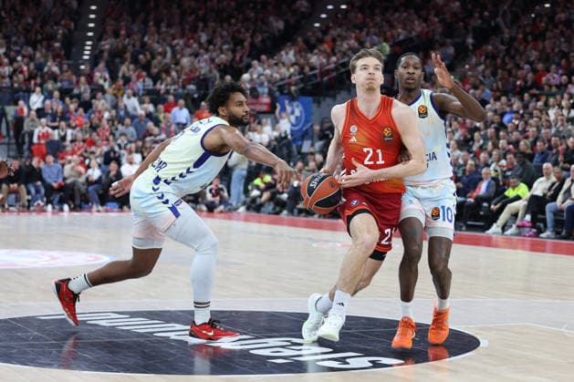 Justuz Hollatz FC Bayern Basketball, 21 with Omari Moore Valencia Basket, 10 and Jean Montero Valencia Basket, 08 , GER, FC Bayern Basketball vs Valencia Basket, Basketball, Euroleague, 24 Matchday, Season 2025 2026, 22 01 2026, GER, FC Bayern Basketball vs Valencia Basket, Basketball, Euroleague, 24 Matchday, Season 2025 2026, 22 01 2026 Munich Copyright: xEibner-Pressefoto JennixMaulx EP_JML