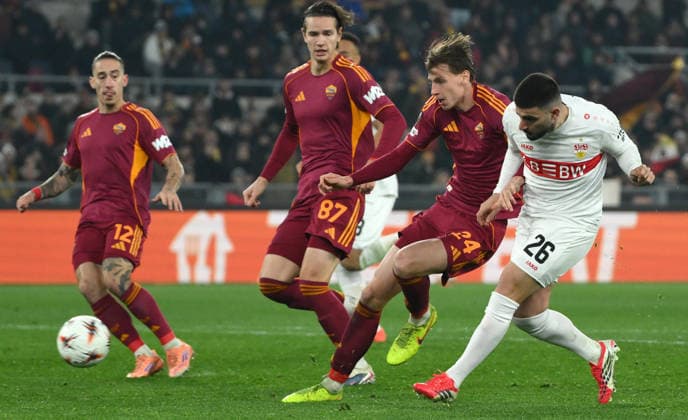 January 22, 2026, Rome, ITALY: VfB Stuttgart s Deniz Undav (R) in action during the UEFA Europa League soccer match between AS Roma and VfB Stuttgart at Olimpico stadium in Rome, Italy, 22 January 2026. ANSA ETTORE FERRARI UEFA Europa League Roma Vs Stuttgart  - ZUMAa110 20260122_zaf_a110_034 Copyright: xEttorexFerrarix