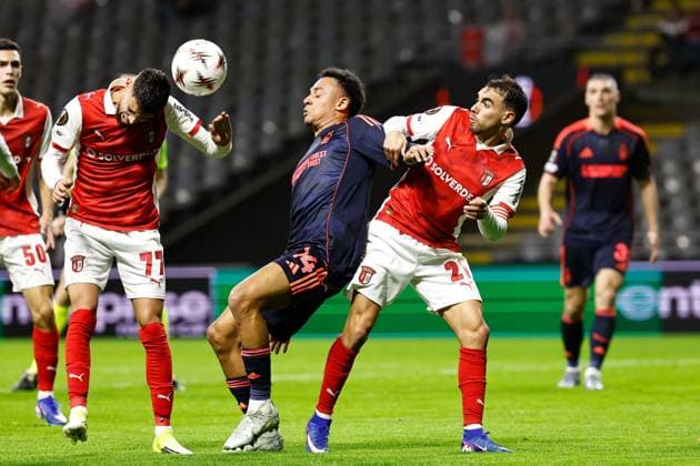 Dan Ndoye of Nottingham Forest and Gabri Martinez of Sporting Braga Braga v Nottingham Forest, UEFA Europa League, Group Stage, Football, Braga Municipal Stadium, Braga, Portugal - 22 Jan 2026Braga Braga Municipal Stadium Portugal EDITORIAL USE ONLY No use with unauthorised audio, video, data, fixture lists, club league logos or live services. Online in-match use limited to 120 images, no video emulation. No use in betting, games or single club league player publications. Copyright: xRubenxAlbarran Shutterstockx 16348423an