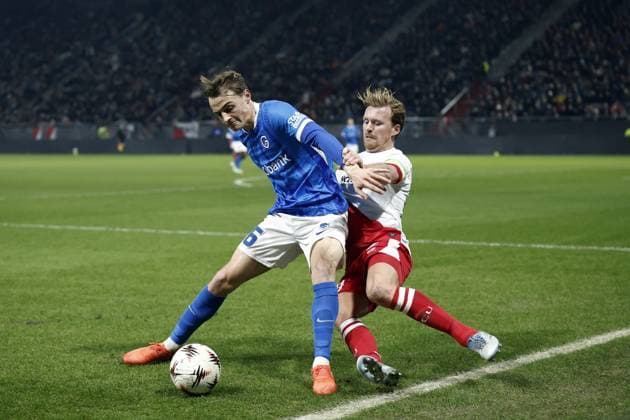 UTRECHT - (l-r) Matte Smets of KRC Genk, Dani de Wit of FC Utrecht during the UEFA Europa League match between FC Utrecht and KRC Genk at the Galgenwaard Stadium on January 22, 2026, in Utrecht, Netherlands. ROBIN VAN LONKHUIJSEN ANP UEFA Europa League 2025 26 League Phase MD7 2025-2026 xVIxANPxSportx xxANPxIVx 548271747 originalFilename: 548271747.jpg