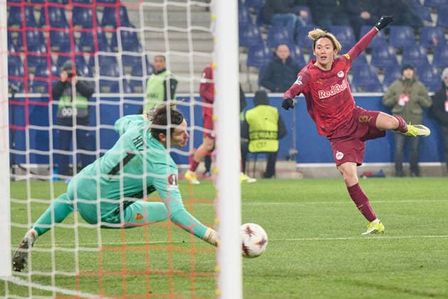 Salzburg, Austria January 22, 2026 Europa League 2025 2026 RB Salzburg vs FC Basel In the picture from left goalkeeper Marwin Hitz FCB , Sota Kitano RB Red Bull Arena Copyright: xFotostandx xWassmuthx