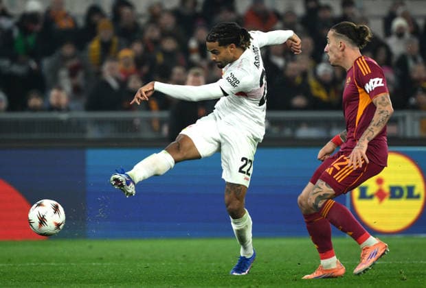 January 22, 2026, Rome, ITALY: AS Roma s Kostas Tsimikas (R) vies for the ball with VfB Stuttgart s Lorenz Assignon during the UEFA Europa League soccer match between AS Roma and VfB Stuttgart at Olimpico stadium in Rome, Italy, 22 January 2026. ANSA ETTORE FERRARI. UEFA Europa League Roma Vs Stuttgart  - ZUMAa110 20260122_zaf_a110_035 Copyright: xEttorexFerrarix