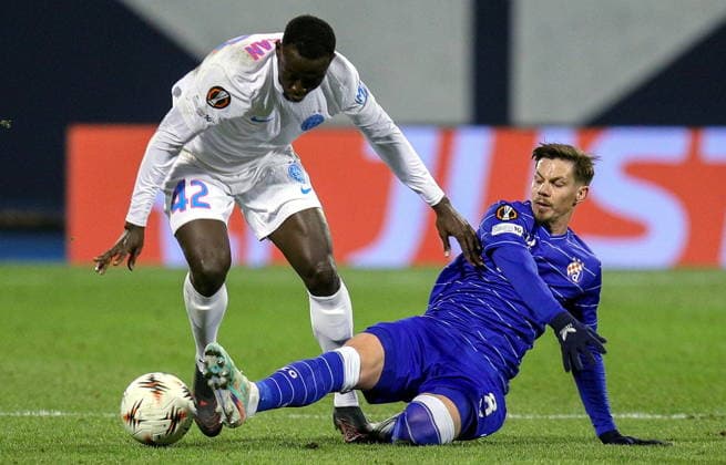Zagreb, Craotia, 220126. Players Baba Alhassan and Miha Zajc during UEFA Europa league football match, 7th round, between Dinamo and FCSB at Maksimir stadium. Foto: Josip Bandic CROPIX Zagreb Croatia Copyright: xxJosipxBandicx xCROPIXx dinamo_fcsb64-220126