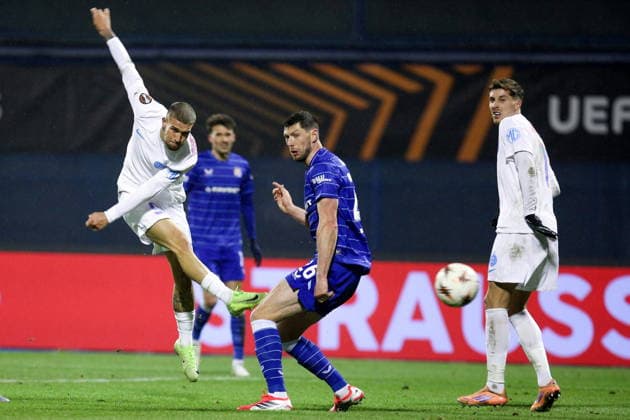 Zagreb, Craotia, 220126. Players Daniel Birligea and Scott Fraser McKenna during UEFA Europa league football match, 7th round, between Dinamo and FCSB at Maksimir stadium. Foto: Josip Bandic CROPIX Zagreb Croatia Copyright: xxJosipxBandicx xCROPIXx dinamo_fcsb91-220126
