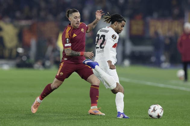 CALCIO - UEFA Europa League - AS Roma vs VfB Stuttgart Stuttgart s French defender Lorenz Assignon challenges for the ball with Roma s Greek defender Kostas Tsimikas during UEFA Europa League phase match day 7 between AS Roma vs VfB Stuttgart at Olimpico stadium on November 22, 2026 in Rome, Italy. Rome Italy  Copyright: xIPAxSport ABACAx