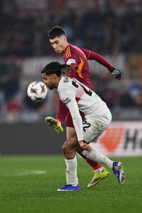 CALCIO - UEFA Europa League - AS Roma vs VfB Stuttgart Matias Soule of A.S. Roma and Lorenz Assignon of VfB Stuttgart 1893 are in action during the UEFA Europa League phase day 7 football match between between A.S. Roma and VfB Stuttgart 1893 at the Olympic Stadium on January 22, 2026 in Rome, Italy. Rome Italy  Copyright: xIPAxSport ABACAx