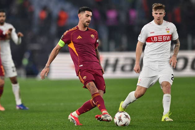 CALCIO - UEFA Europa League - AS Roma vs VfB Stuttgart Lorenzo Pellegrini of A.S. Roma and Finn Jeltsch of VfB Stuttgart 1893 are in action during the UEFA Europa League phase day 7 football match between between A.S. Roma and VfB Stuttgart 1893 at the Olympic Stadium on January 22, 2026 in Rome, Italy. Rome Italy  Copyright: xIPAxSport ABACAx