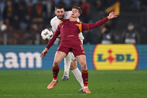 CALCIO - UEFA Europa League - AS Roma vs VfB Stuttgart Jeff Chabot of VfB Stuttgart 1893 and Evan Ferguson of A.S. Roma are in action during the UEFA Europa League phase day 7 football match between between A.S. Roma and VfB Stuttgart 1893 at the Olympic Stadium on January 22, 2026 in Rome, Italy. Rome Italy  Copyright: xIPAxSport ABACAx