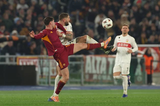 January 22, 2026, Rome, Lazio, Italy: RomaÃ¢â‚¬â ¢s Evan Ferguson and Jeff Chabot of Stuttgart during the UEFA Europa League 2025 26 League Phase MD7 match between AS Roma and VfB Stuttgart at Stadio Olimpico on January 22, 2026 in Rome, Italy Rome Italy - ZUMAl131 20260122_zsp_l131_019 Copyright: xCiroxDexLucax