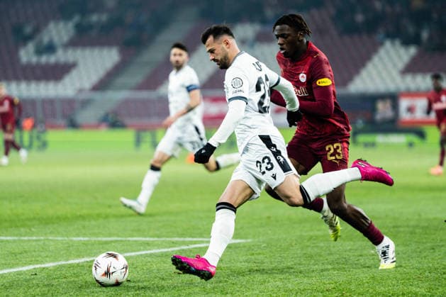 SOCCER - UEFA EL, RBS vs Basel SALZBURG,AUSTRIA,22.JAN.26 - SOCCER - UEFA Europa League, Red Bull Salzburg vs FC Basel. Image shows Albian Ajeti (Basel) and Kouakou Gadou (RBS).  GEPAxpictures xJulioxArellano