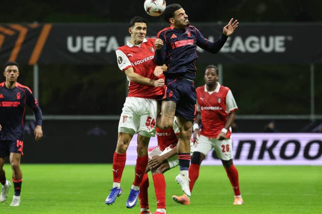 POR: Sporting de Braga-Nottingham Forest-EuropaLeague-22 January 2026 Morgan Gibbs-White of Nottingham Forest Diego Rodriges of Sporting Braga in action during the UEFA Europe League, Phase League, Matchday 7, between Sporting Club de Braga and Nottingham Forest at Stadium Municipal of Braga on January 22, 2026 in Braga (Portugal) (Photo by Luis de la Mata SportPix Sipa USA) Braga Stadium Municipal of Braga Braga Portugal Copyright: xLuisxdexlaxMatax xsportPix.org.ux