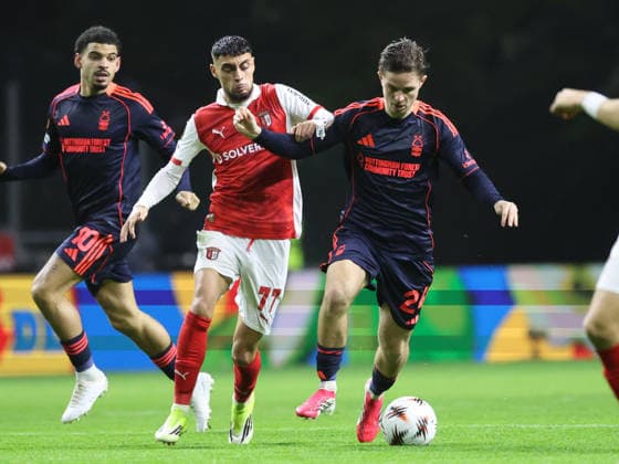 POR: Sporting de Braga-Nottingham Forest-EuropaLeague-22 January 2026 James McAtee of Nottingham Forest and Gabri Martinez of Sporting Braga in action during the UEFA Europe League, Phase League, Matchday 7, between Sporting Club de Braga and Nottingham Forest at Stadium Municipal of Braga on January 22, 2026 in Braga (Portugal) (Photo by Luis de la Mata SportPix Sipa USA) Braga Stadium Municipal of Braga Braga Portugal Copyright: xLuisxdexlaxMatax xsportPix.org.ux
