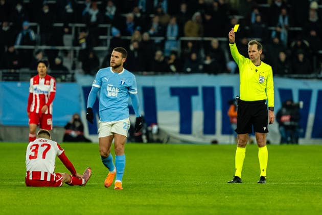 Malmo FF v Crvena Zvezda, UEFA Europa League, Malmo Sweden Malmo, Sweden. 22nd, January 2026. Referee Sascha Stegemann books Gabriel Busanello (25) of Malmo FF during the UEFA Europa League match between Malmo FF and Crvena Zvezda at Eleda Stadion in Malmo. Sweden, Malmo, Eleda Stadion  Copyright: xGonzalesxPhoto TobiasxJorgensenx
