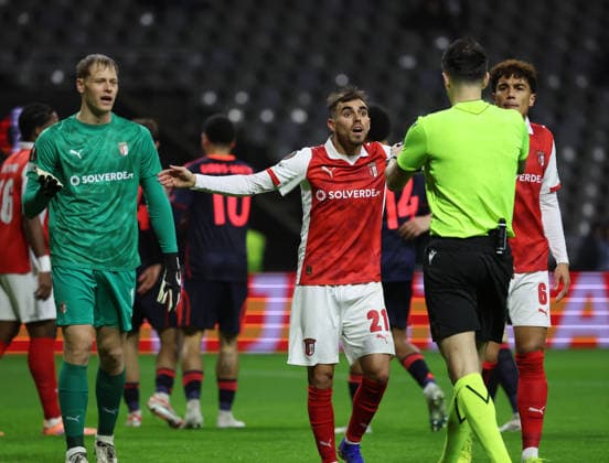 POR: Sporting de Braga-Nottingham Forest-EuropaLeague-22 January 2026 Ricardo Horta of Sporting Braga and Lukas Hornicek of Sporting Braga and Igor Pajac (CRO) referee in action during the UEFA Europe League, Phase League, Matchday 7, between Sporting Club de Braga and Nottingham Forest at Stadium Municipal of Braga on January 22, 2026 in Braga (Portugal) (Photo by Luis de la Mata SportPix Sipa USA) Braga Stadium Municipal of Braga Braga Portugal Copyright: xLuisxdexlaxMatax xsportPix.org.ux
