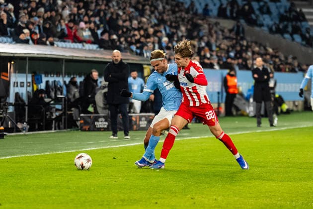 Malmo FF v Crvena Zvezda, UEFA Europa League, Malmo Sweden Malmo, Sweden. 22nd, January 2026. Erik Botheim (20) of Malmo FF and Vasilije Kostov (22) of Crvena Zvezda seen during the UEFA Europa League match between Malmo FF and Crvena Zvezda at Eleda Stadion in Malmo. Sweden, Malmo, Eleda Stadion  Copyright: xGonzalesxPhoto TobiasxJorgensenx