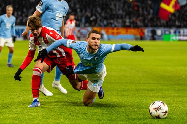 Malmo FF v Crvena Zvezda, UEFA Europa League, Malmo Sweden Malmo, Sweden. 22nd, January 2026. Vasilije Kostov (L) of Crvena Zvezda and Gabriel Busanello (25) of Malmo FF seen during the UEFA Europa League match between Malmo FF and Crvena Zvezda at Eleda Stadion in Malmo. Sweden, Malmo, Eleda Stadion  Copyright: xGonzalesxPhoto TobiasxJorgensenx