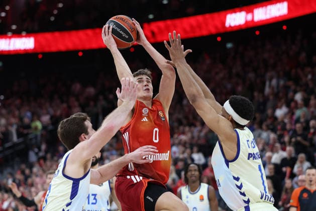 Nenad Dimitrijevic FC Bayern Basketball, 00 with Kameron Taylor Valencia Basket, 01 and Nathan Reuvers Valencia Basket, 03 , GER, FC Bayern Basketball vs Valencia Basket, Basketball, Euroleague, Matchday 24, Season 2025 2026, 22 01 2026, GER, FC Bayern Basketball vs Valencia Basket, Basketball, Euroleague, Matchday 24, Season 2025 2026, 22 01 2026 Munich Copyright: xEibner-Pressefoto JennixMaulx EP_JML